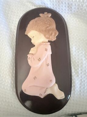 Vintage 3D Praying Girl Plaster on Wood Oval Wall Plaque Nursery decor 12”x6.5”